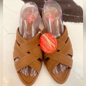 Okabashi Women's Tan Crisscross Sandals